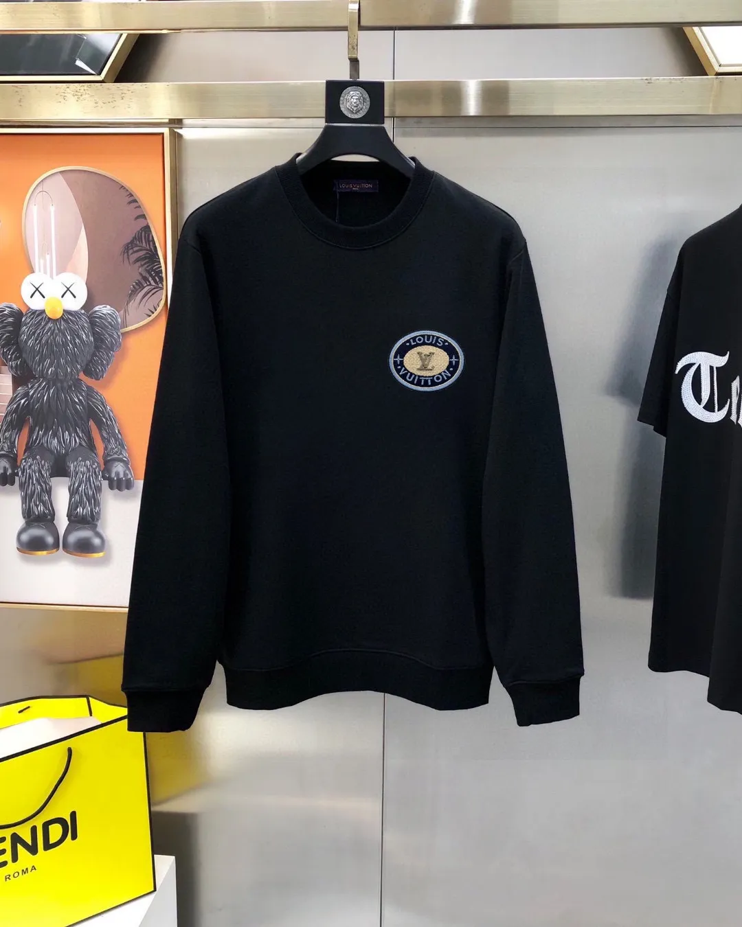 🅿️220 brand [LV Louis Vuitton] (good news for fat people) 2025ss autumn latest long-sleeved round-neck sweatshirt, on sale simultaneously on the official website. Refreshing and breathable. Made of top Tencel Roman. Comfortable and soft. 3D three-dimensional clarity. Super fashion sense. Great for gifting and keeping for yourself. Size: M-5XL (can wear up to 220 pounds)